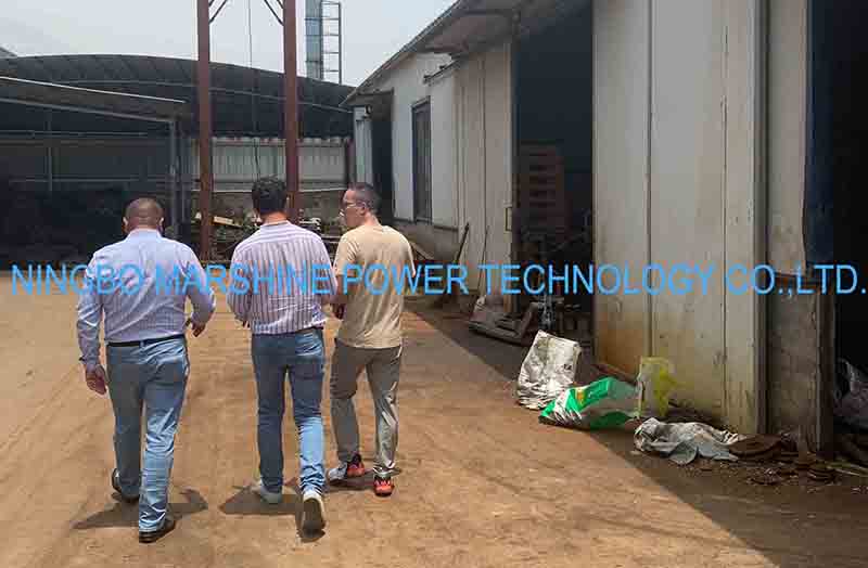 Les clients roumains visitent Marshine pour discuter de l'achat de tendeurs de câbles hydrauliques